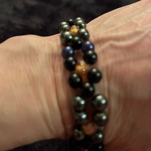 Stretchable bracelet with clasps, black with light gold sparkly colored beads